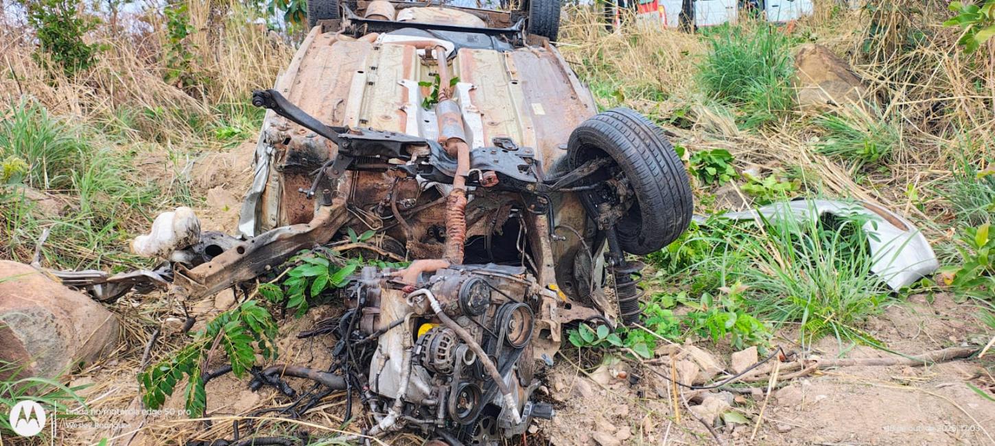 Dois homens morrem após carro capotar na MG-190