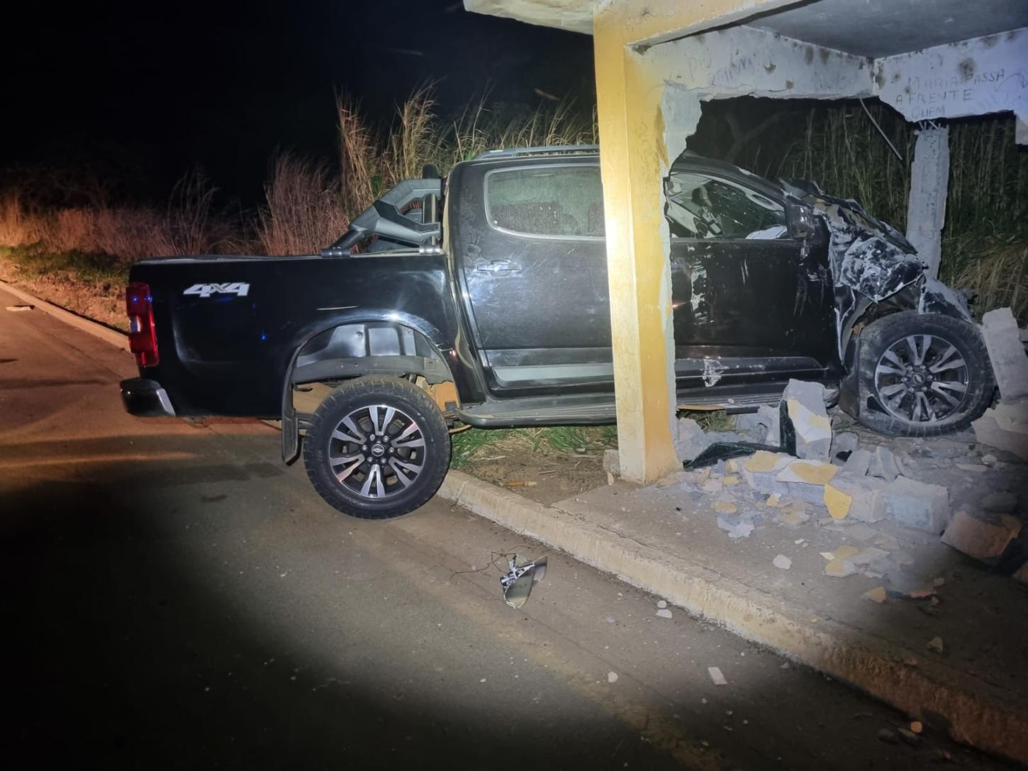 Motorista embriagado causa acidente na BR-352 e é preso 