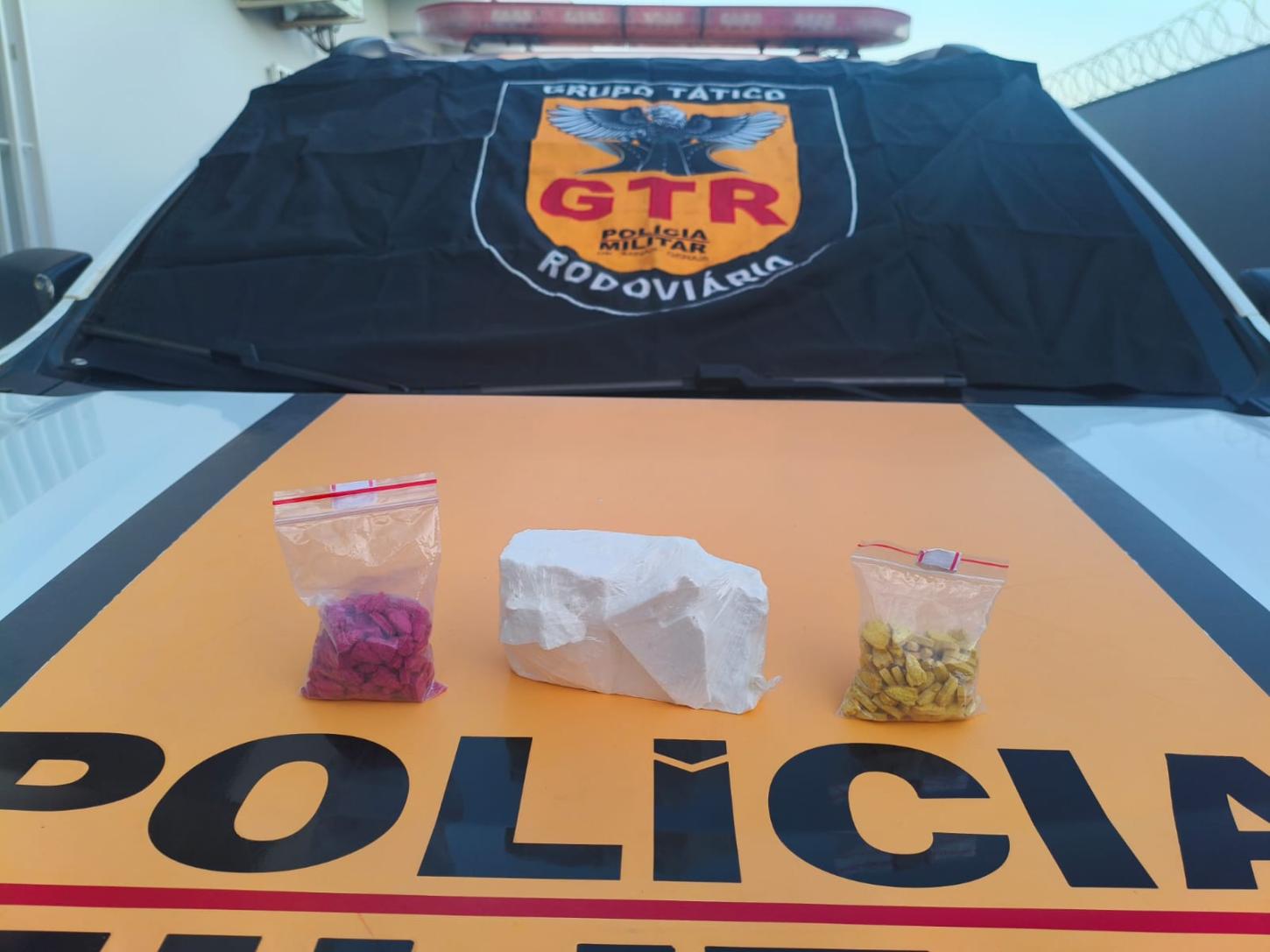 Polícia Rodoviária apreende cocaína e 200 comprimidos de ecstasy em ônibus na BR-146