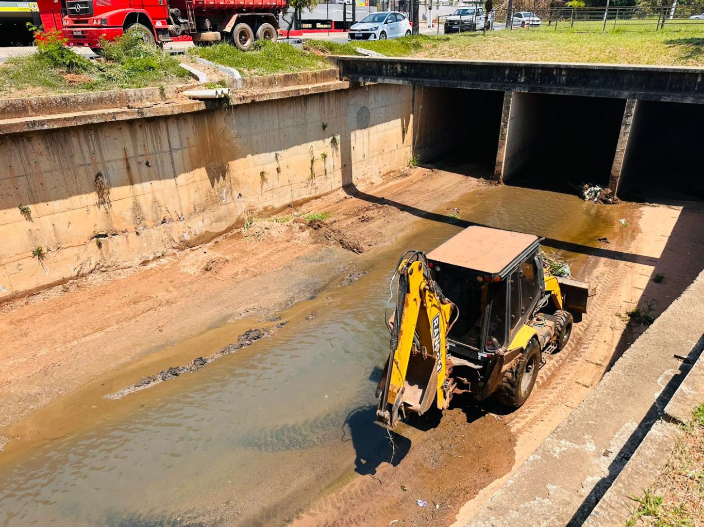 Prefeitura de Araxá retira 35 caminhões de terra e lixo do Canal do Córrego Grande