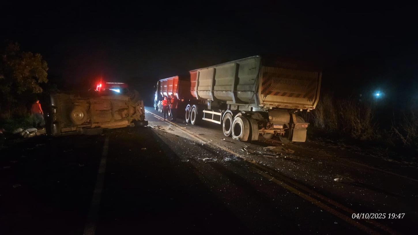 Três pessoas ficam feridas em capotamento na MGC-452, em Araxá