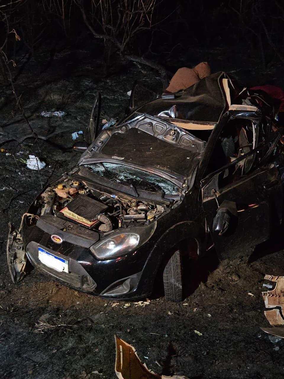 Três pessoas ficam feridas em colisão entre caminhão e carro na BR-262