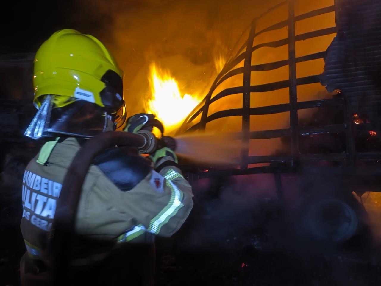 Caminhão carregado com produtos alimentícios pega fogo na BR-262 em Córrego Danta