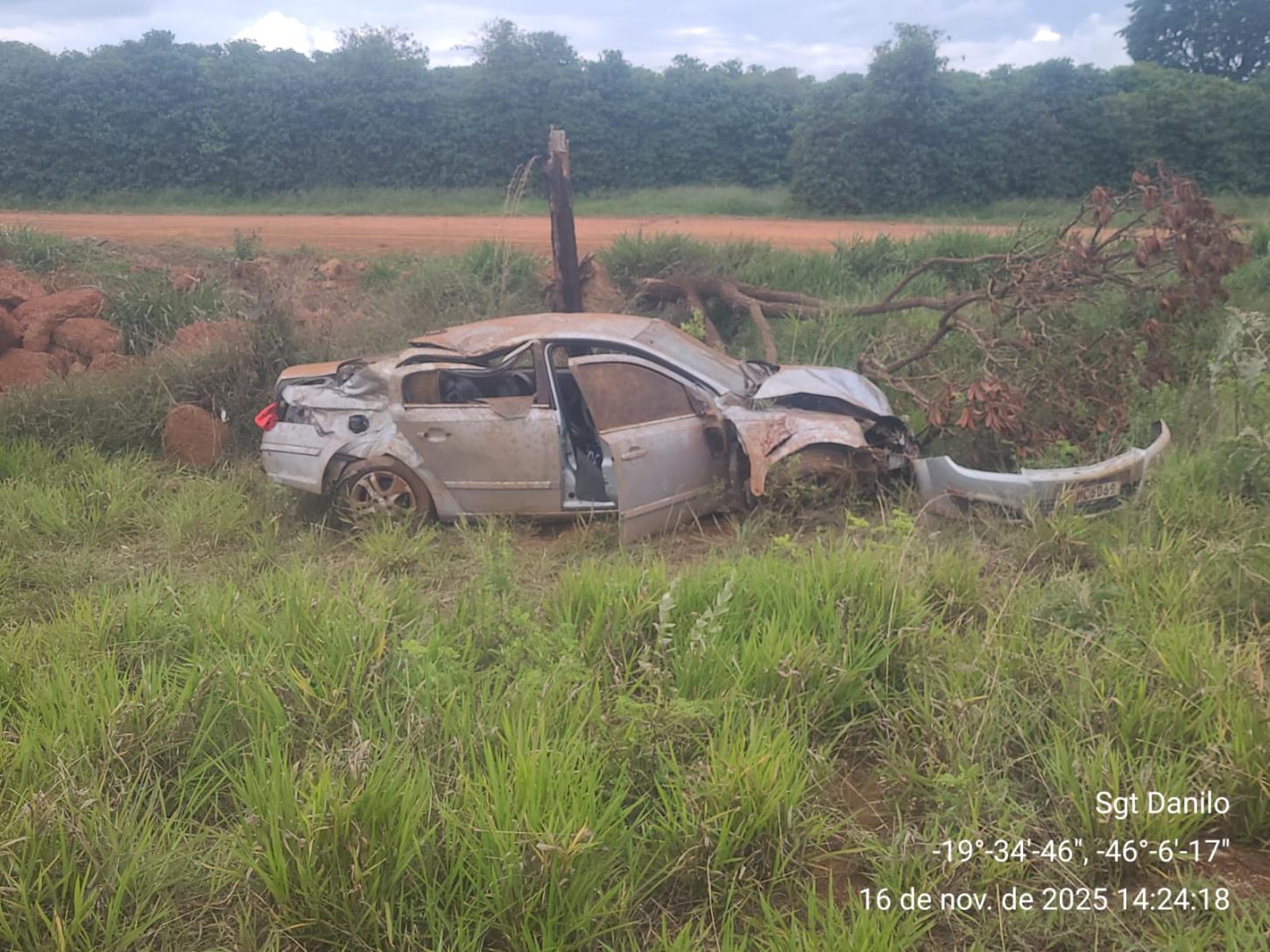 Capotamento na BR-354 deixa dois jovens mortos 