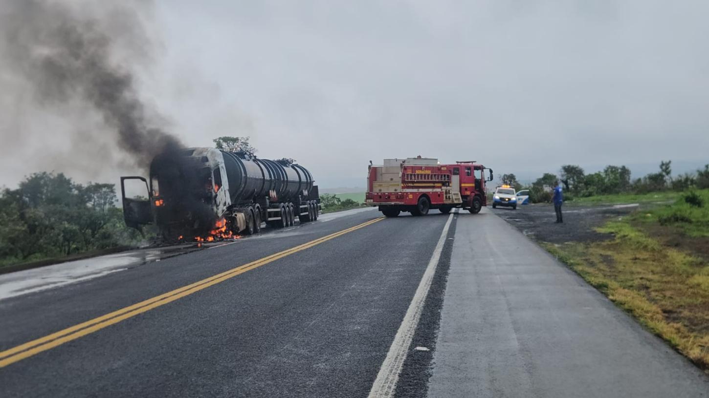 Carreta carregada com biodiesel é incendiada durante assalto na BR-262
