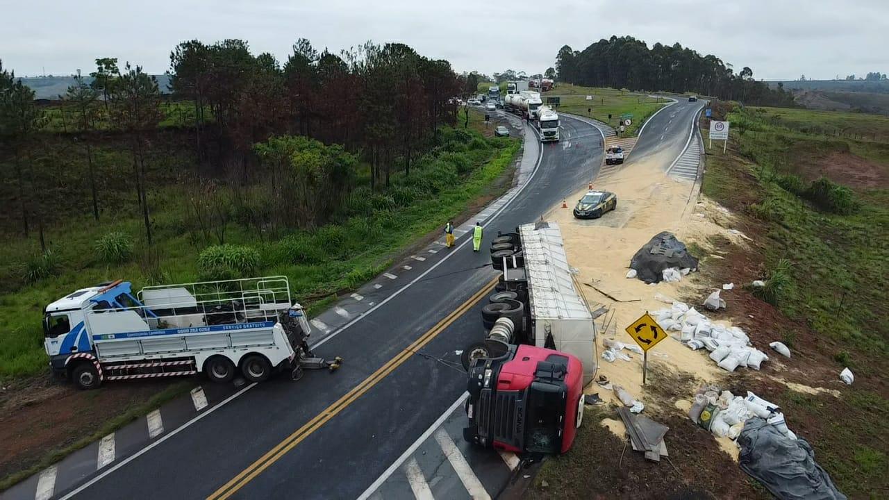 Carreta carregada com farelo de soja tomba na BR-262