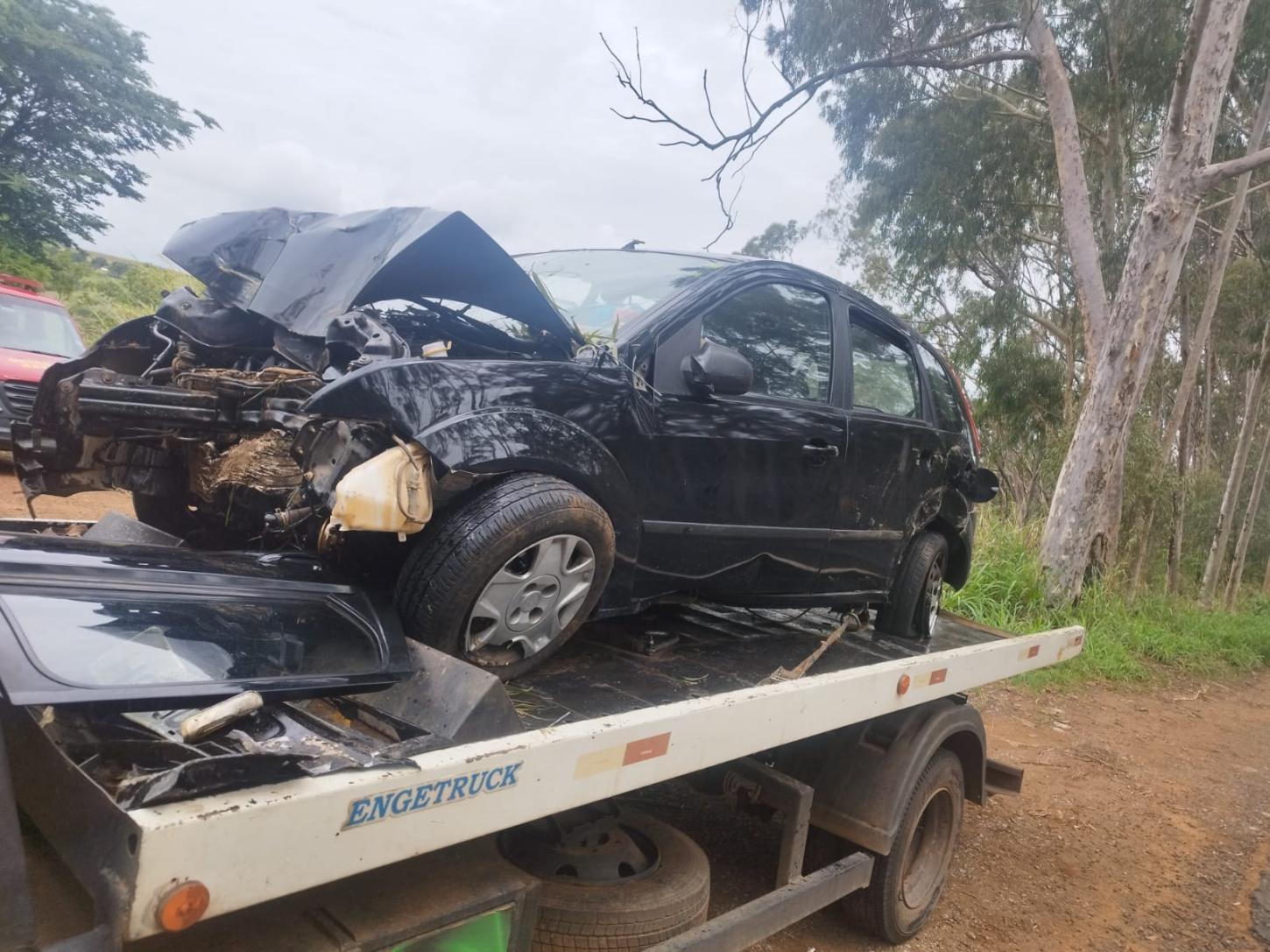 Carro aquaplana, sai da pista e atinge árvore na MGC-354