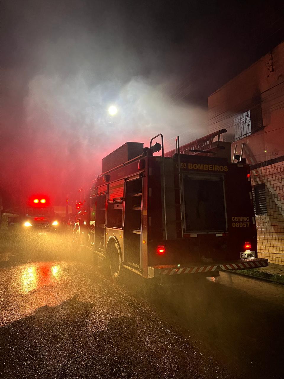 Criminoso? Prédio é isolado por risco estrutural após incêndio em apartamento