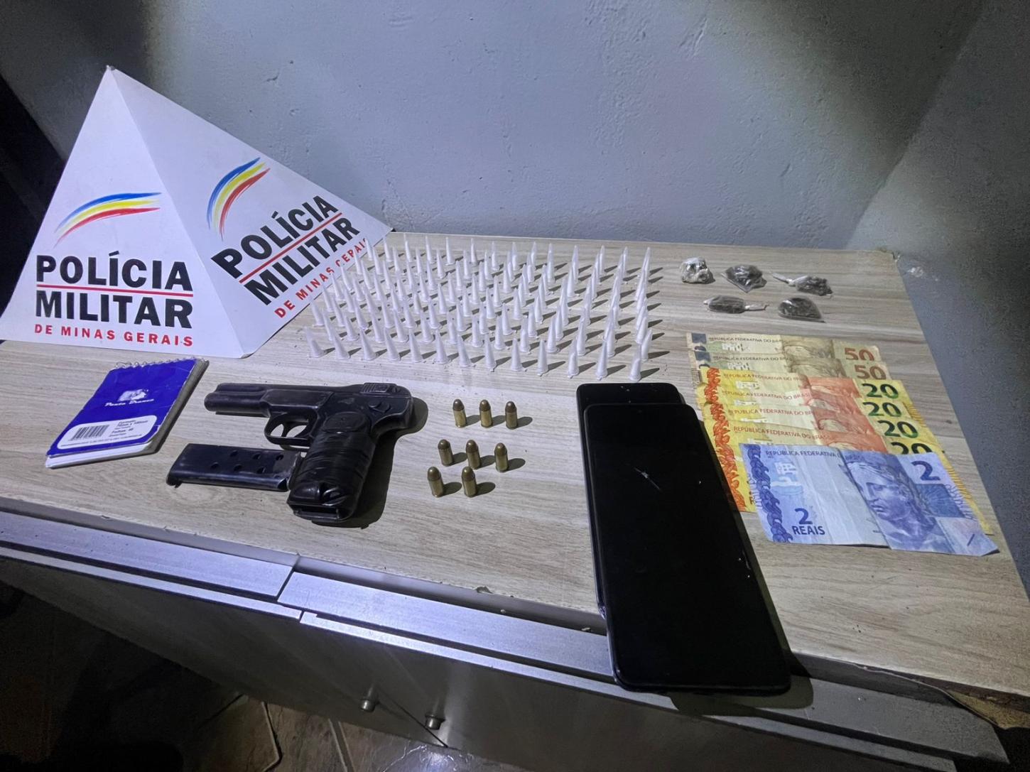 Homem é preso na BR-146 em Araxá com cocaína, maconha, pistola e motocicleta adulterada dentro de ônibus vindo de SP