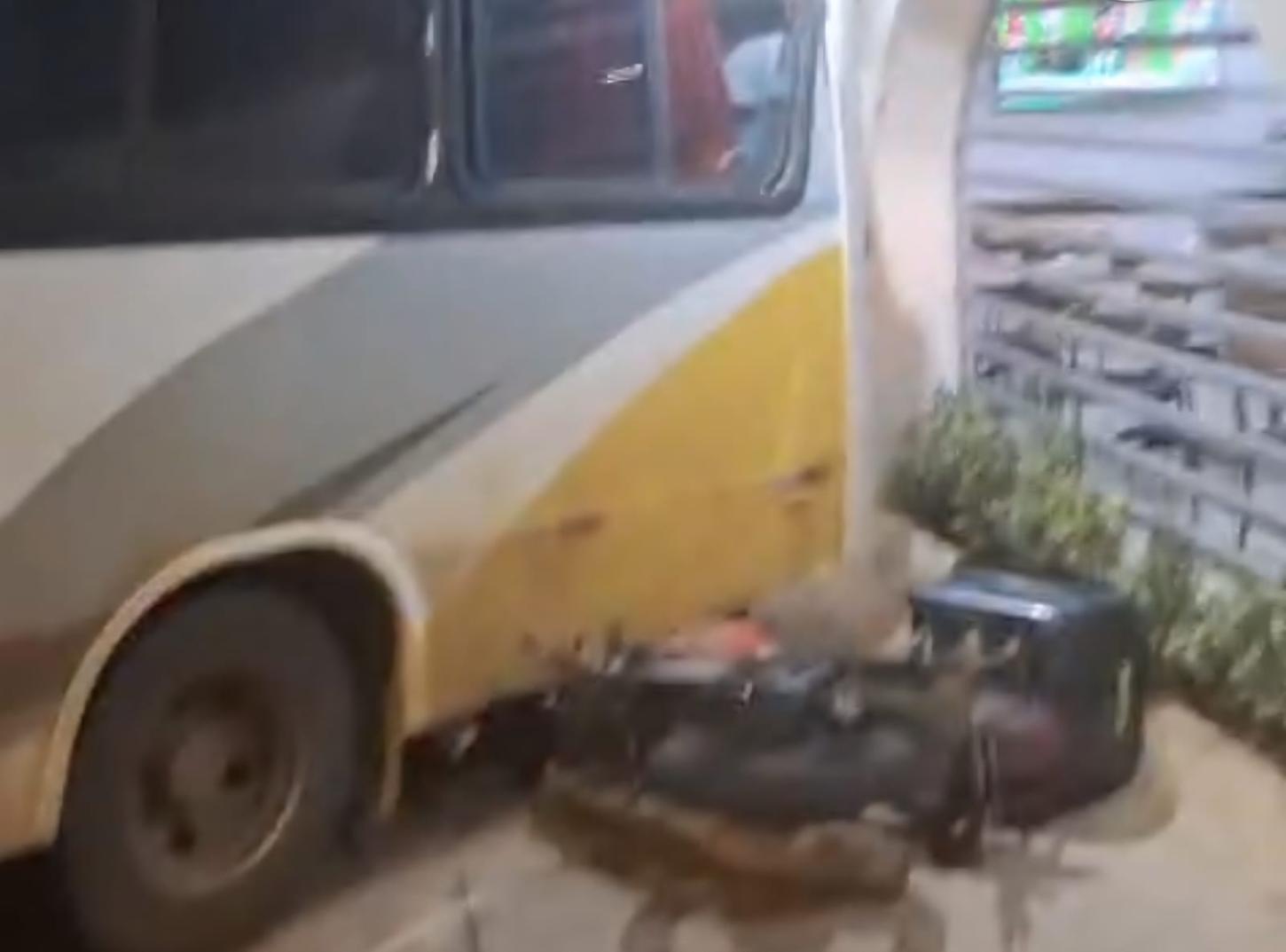 Micro-ônibus desce desgovernado e atinge motocicleta na avenida Getúlio Vargas, em Araxá