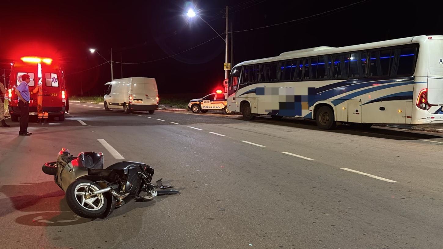 Motociclista fica ferido em colisão com ônibus no bairro Guilhermina, em Araxá