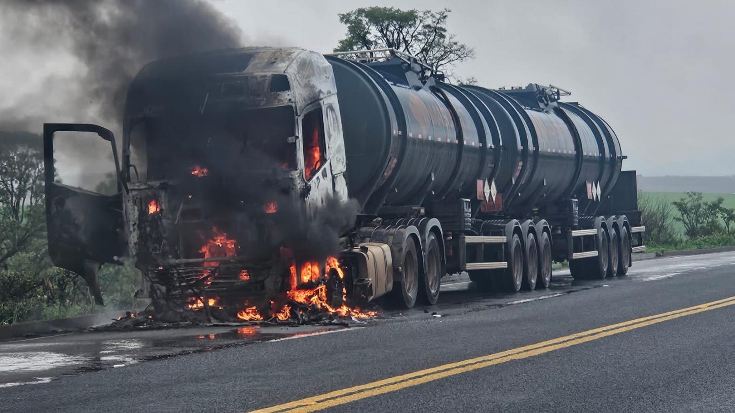 Polícia investiga possível ato terrorista em carreta incendiada e atingida por tiros na BR-262