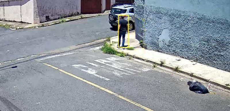 Prefeitura de Araxá identifica e multa homem flagrado espalhando lixo nas vias públicas  
