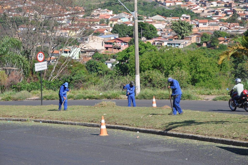 Veja aqui a programação de tapa-buracos e capina da Prefeitura