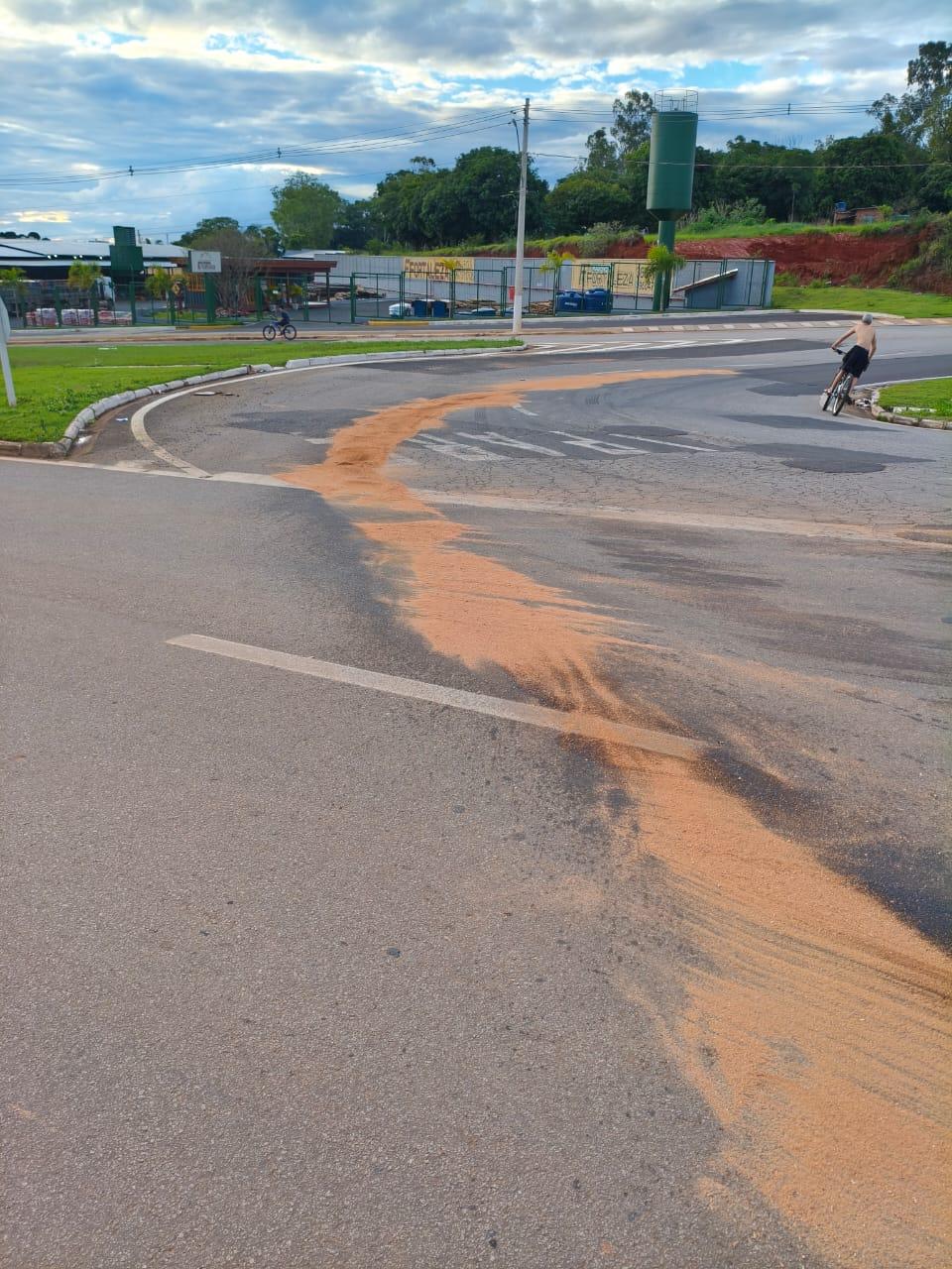 Bombeiros eliminam risco de derrapagem provocado por óleo em avenida de Araxá