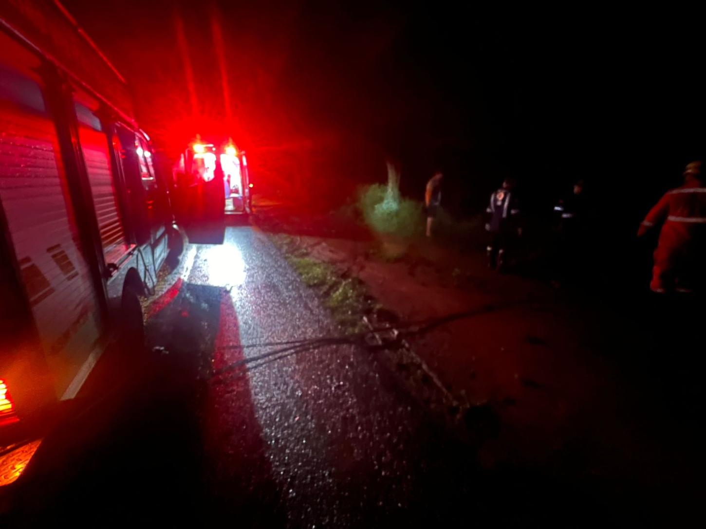 Caminhão despenca 30 metros em ribanceira na BR-365 e duas pessoas ficam feridas