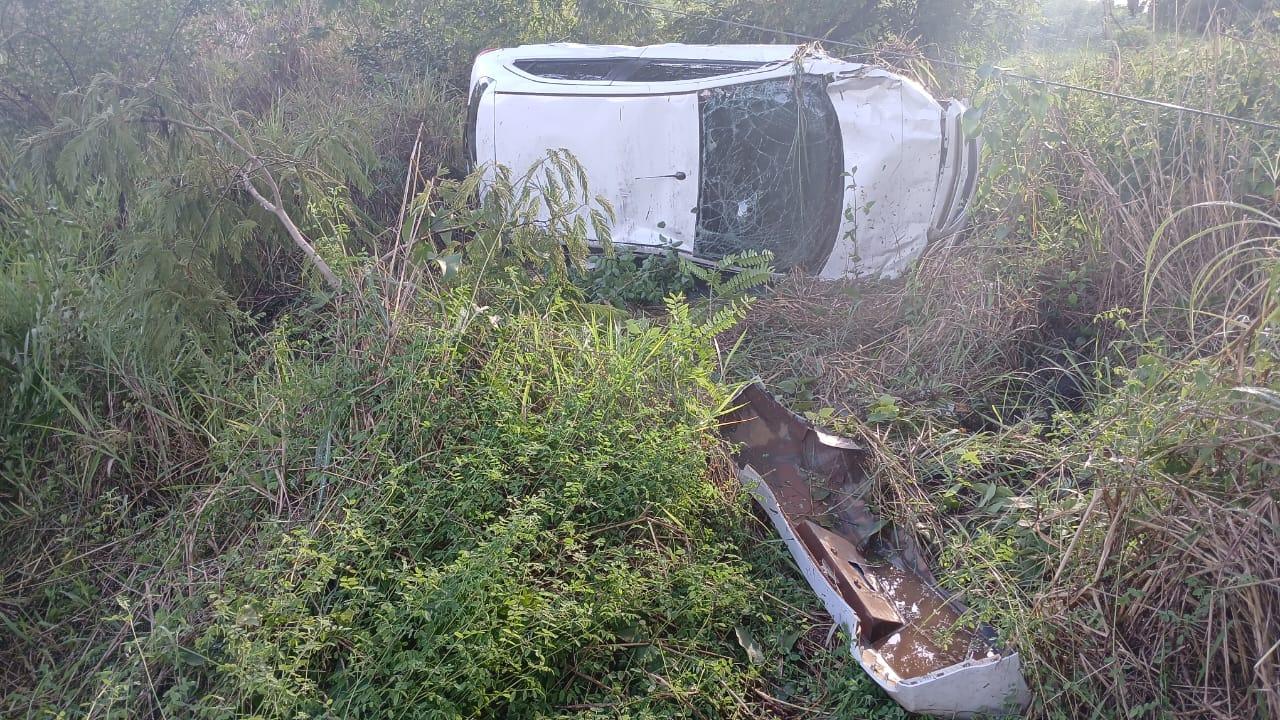 Carro capota após aquaplanar na MG-190 e deixa três pessoas feridas