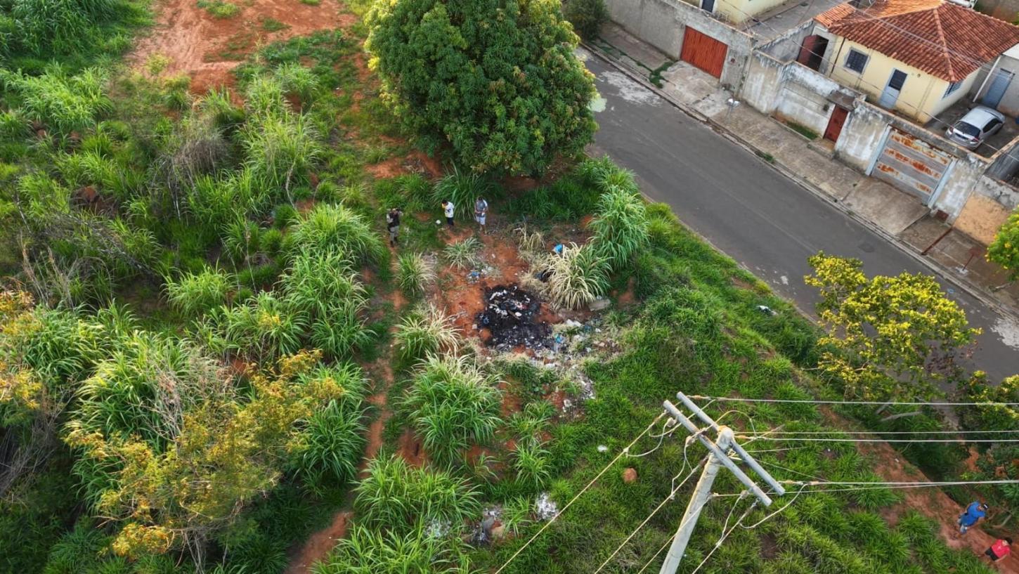 Corpo é queimado e ocultado em mata no Jardim das Oliveiras; PM apreende menor e procura casal suspeito