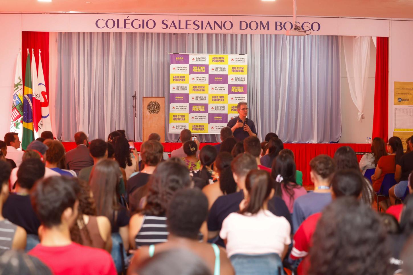 Governador se encontra com estudantes recém-formados do Trilhas de Futuro, em Araxá