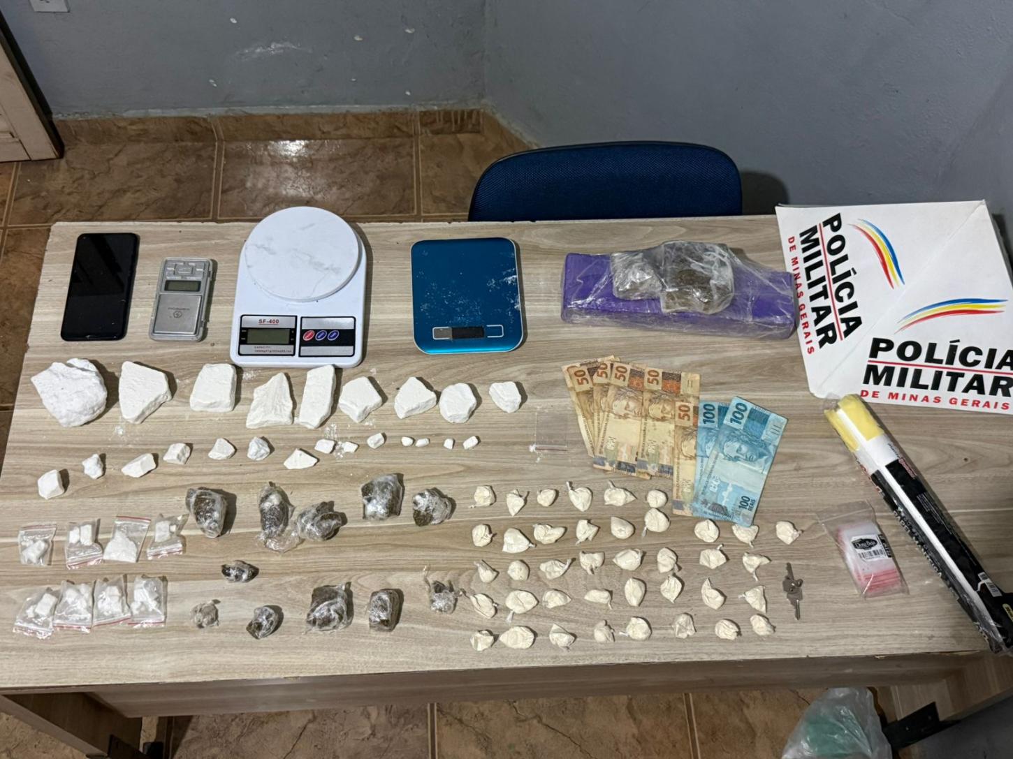 Homem tenta fugir, mas é preso com drogas em Araxá