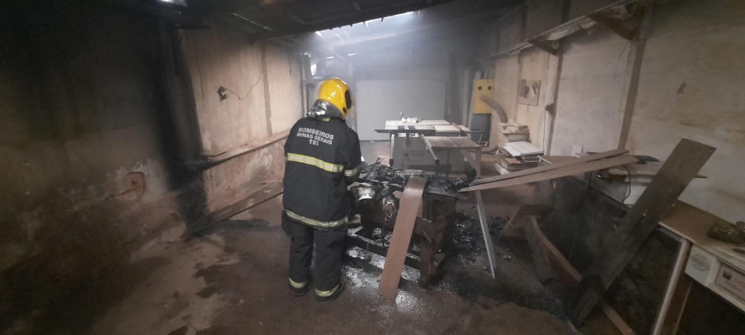 Incêndio atinge marcenaria no bairro São Geraldo, em Araxá