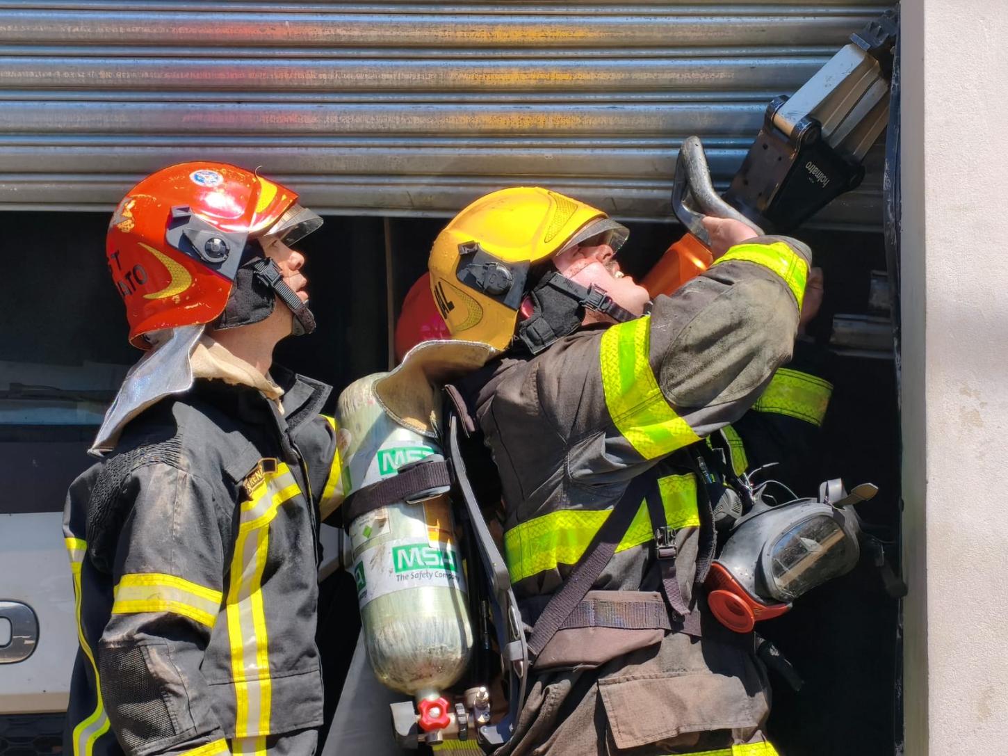 Incêndio em galpão é combatido pelo Corpo de Bombeiros em Araxá