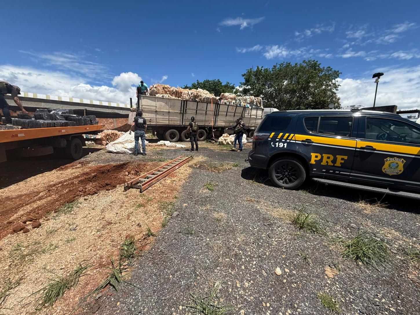 Mais de 1,3 tonelada de maconha é apreendida na BR-262 em ação integrada da PRF e do BOPE