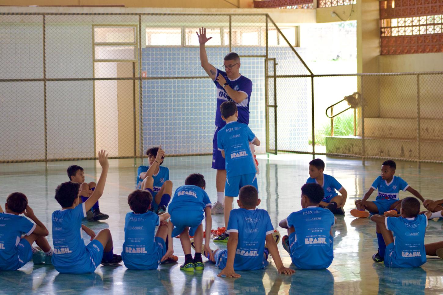 Muito além do futebol: Projeto Dínamo Lobinho ensina valores por meio de atividades lúdicas