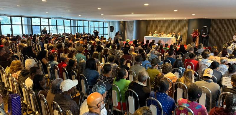 Prefeitura de Araxá entrega títulos de regularização fundiária a mais de 250 famílias
