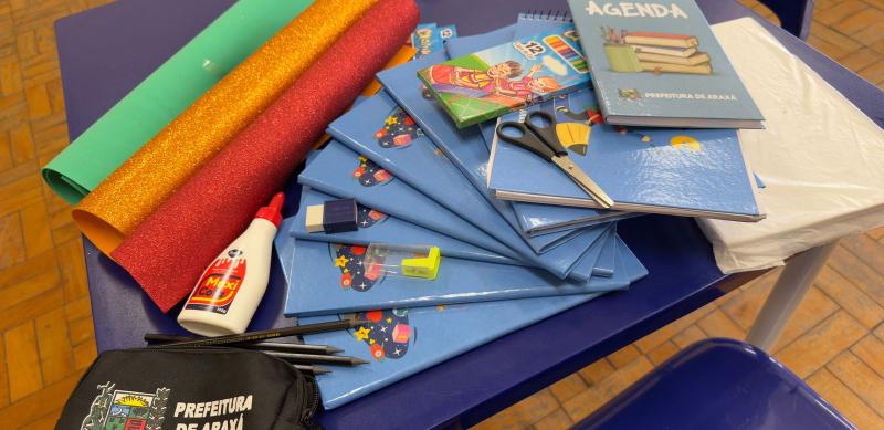 Kits de materiais escolares e uniformes estão garantidos para alunos da rede municipal em 2026