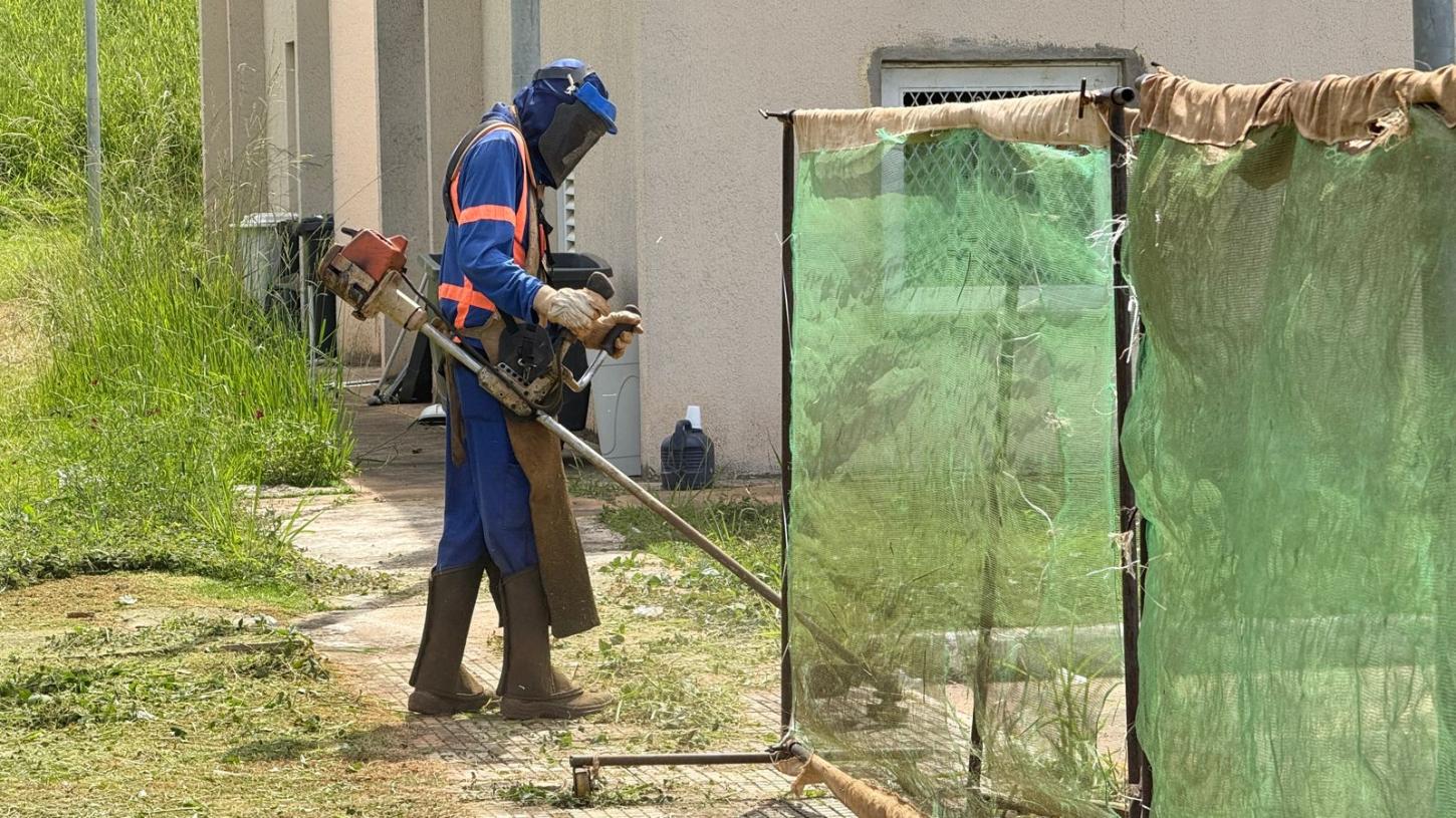 Prefeitura de Araxá reforça capina mecanizada no período chuvoso em locais estratégicos na cidade