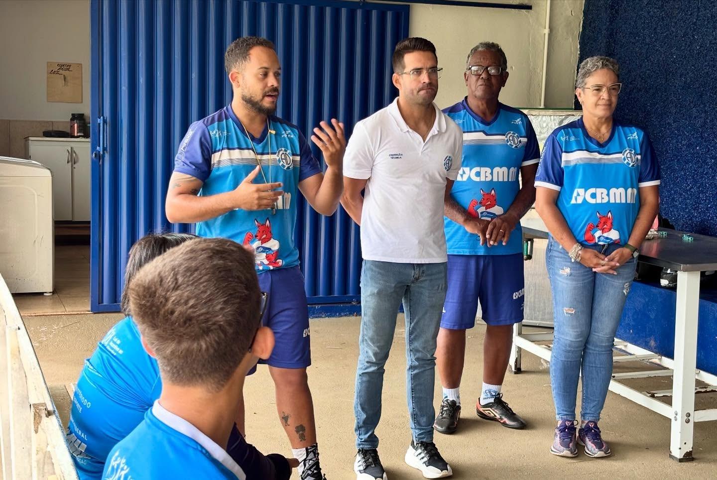 Alunos do Projeto Lobinho aprendem sobre formação e disciplina em palestra com técnico Dalmer Guilherme