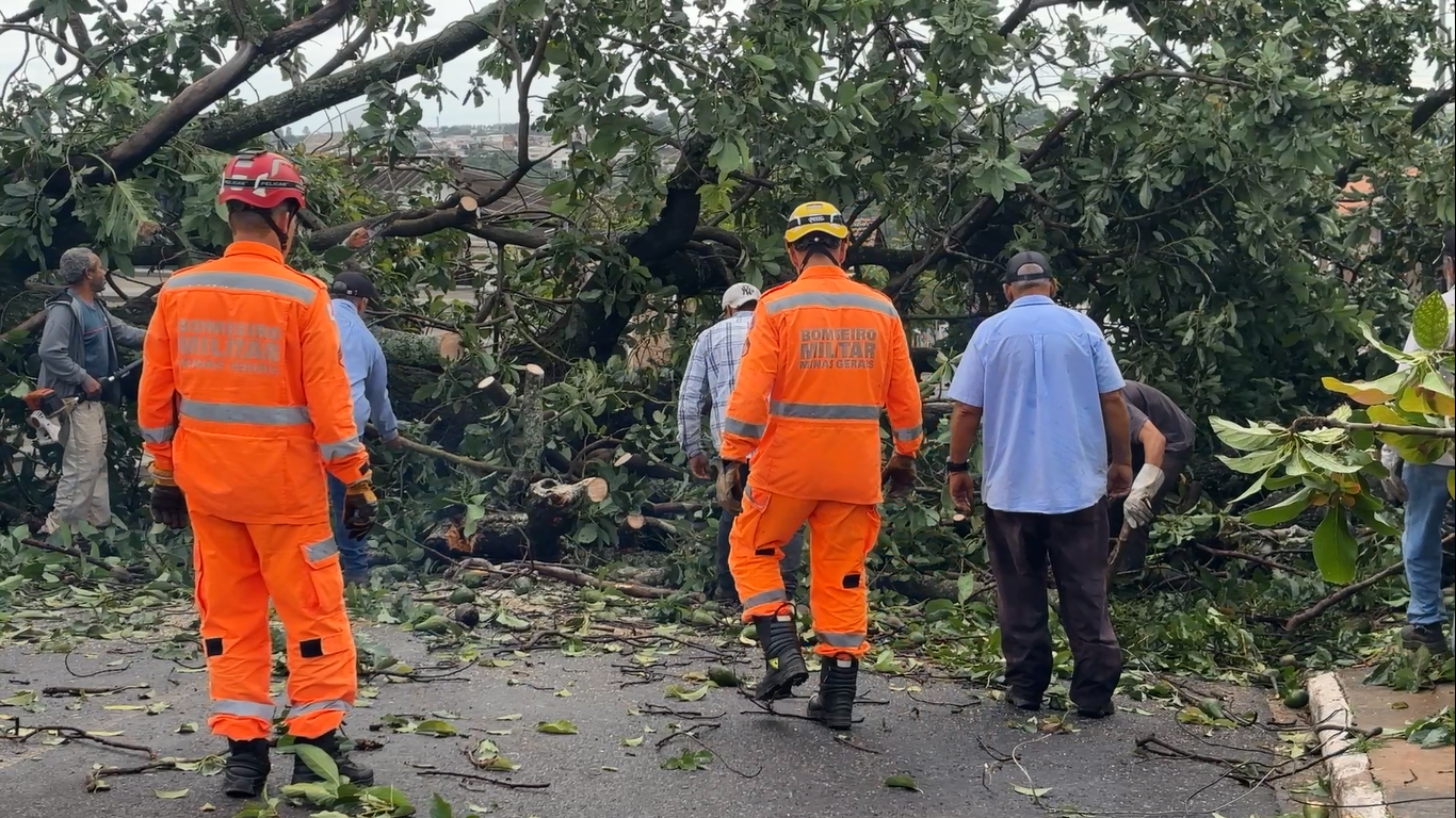Araxá ainda enfrenta consequências do temporal que atingiu a cidade