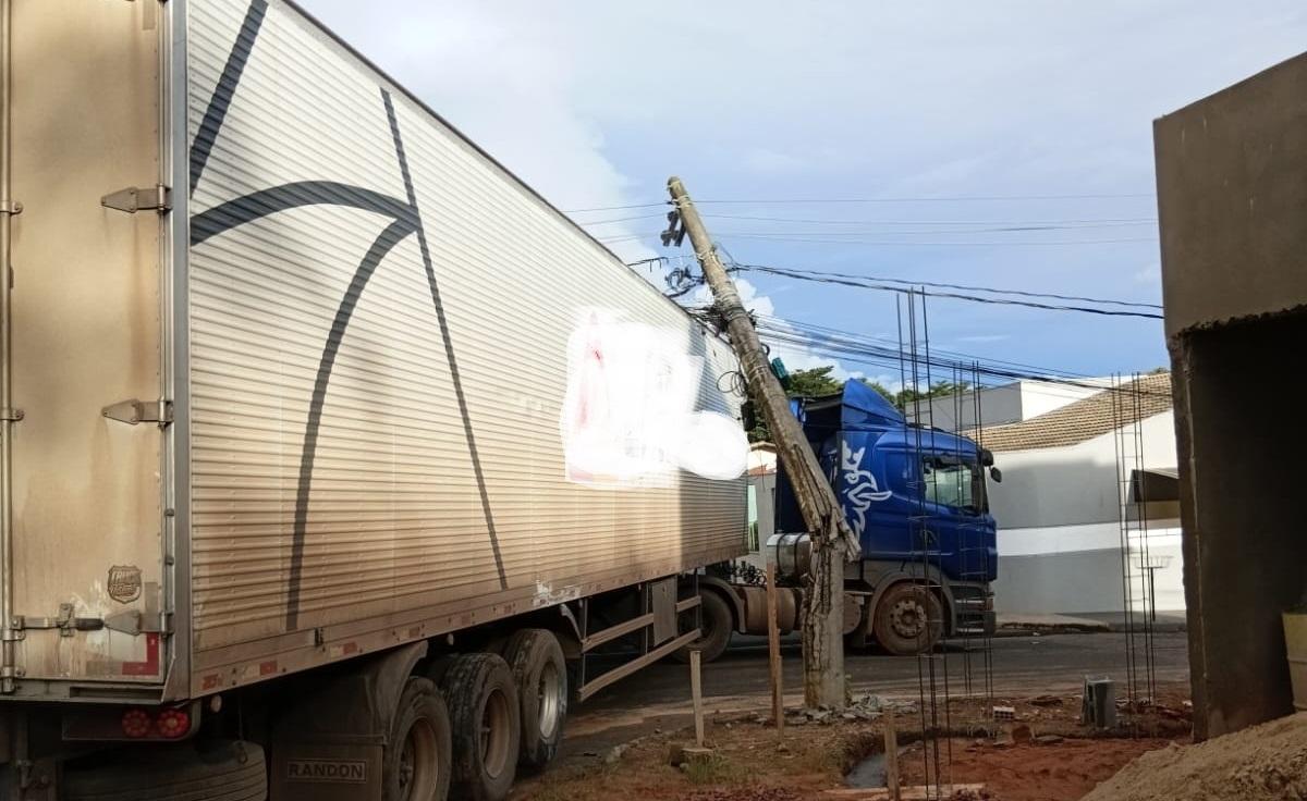 Caminhão derruba poste e danifica rede elétrica no bairro Bela Vista, em Araxá