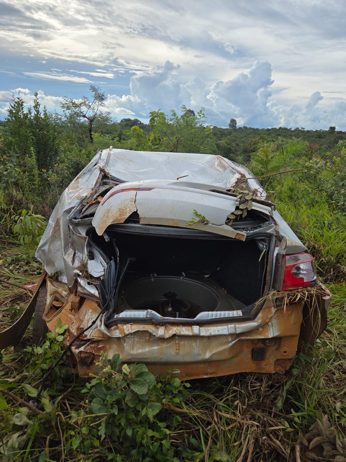 Capotamento deixa motorista ferida na BR-354, em São Gotardo