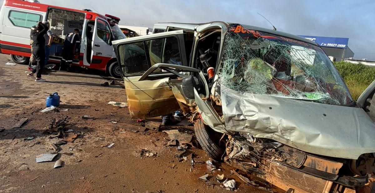 Colisão entre van e carro deixa três mortos e 15 feridos na região 