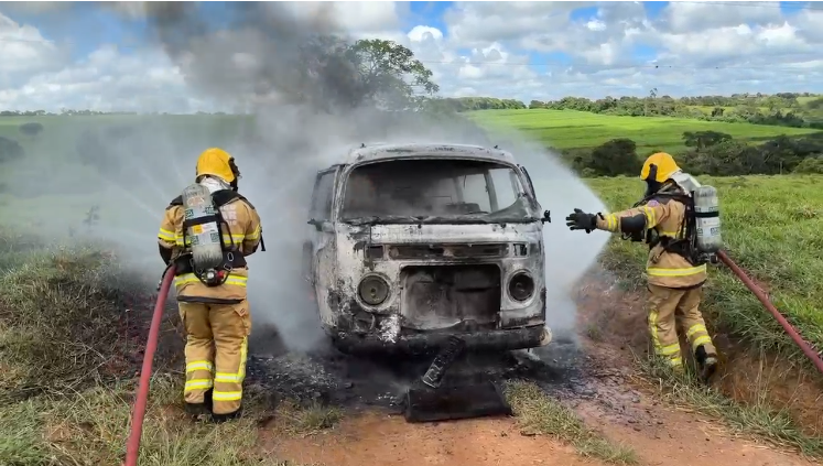 Incêndio atinge veículo de transporte escolar rural em Araxá