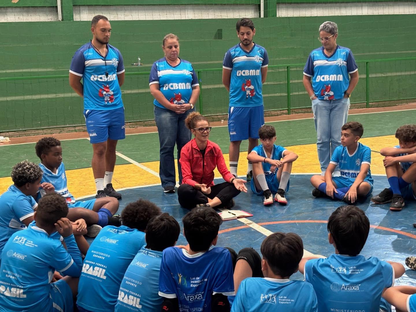 Maratonista Eliane Vargas conversa com alunos do Projeto Lobinho sobre esporte e comunicação