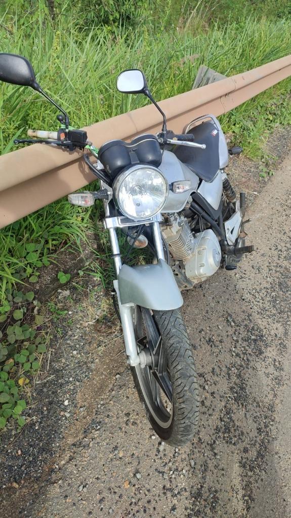 Motociclista morre após colisão contra defensa metálica na BR-262