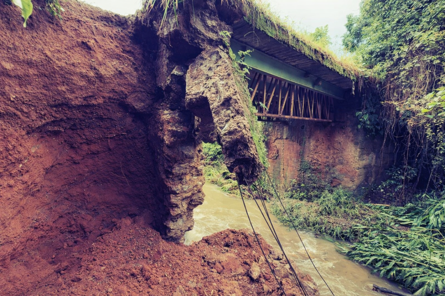 Ponte sobre o Córrego Pirapitinga é interditada após danos causados pela chuva