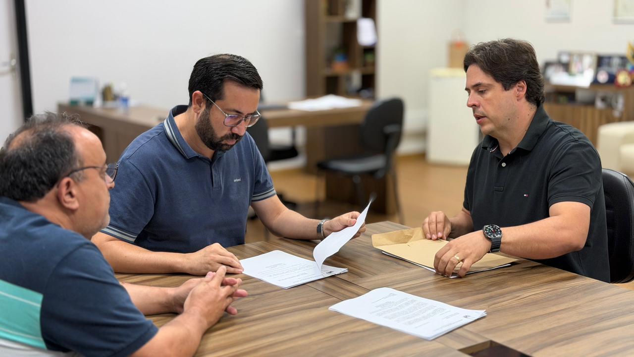 Prefeitura de Araxá protocola proposta de reajuste salarial e aumento do vale-alimentação dos servidores municipais