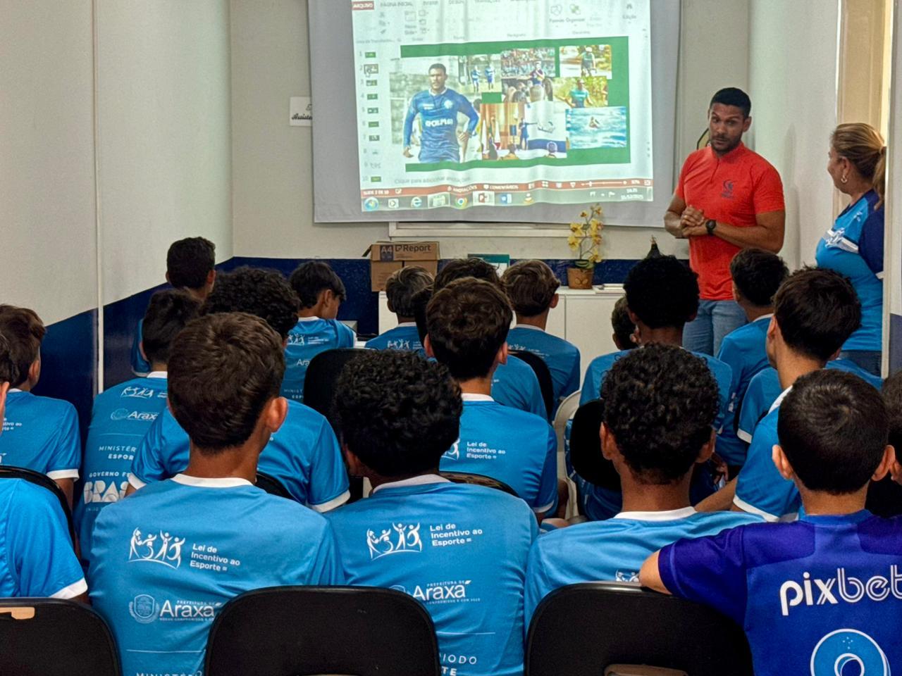 Projeto Lobinho promove palestra sobre valores e formação esportiva com o professor Willian Udyson