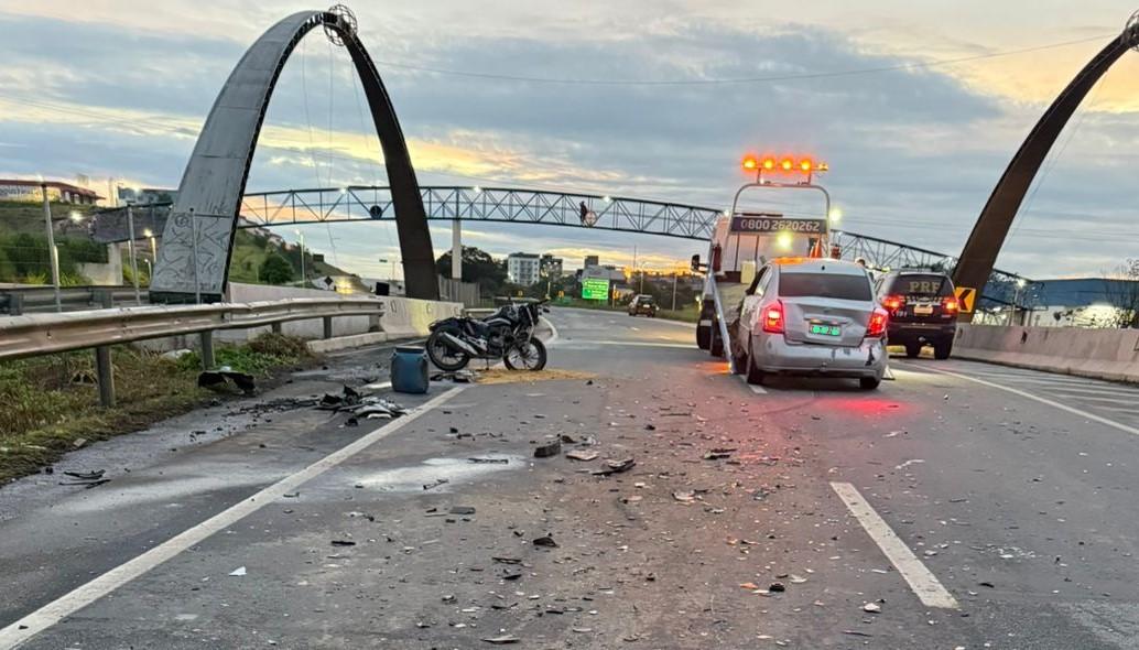 Carro na contramão bate em moto na BR-262