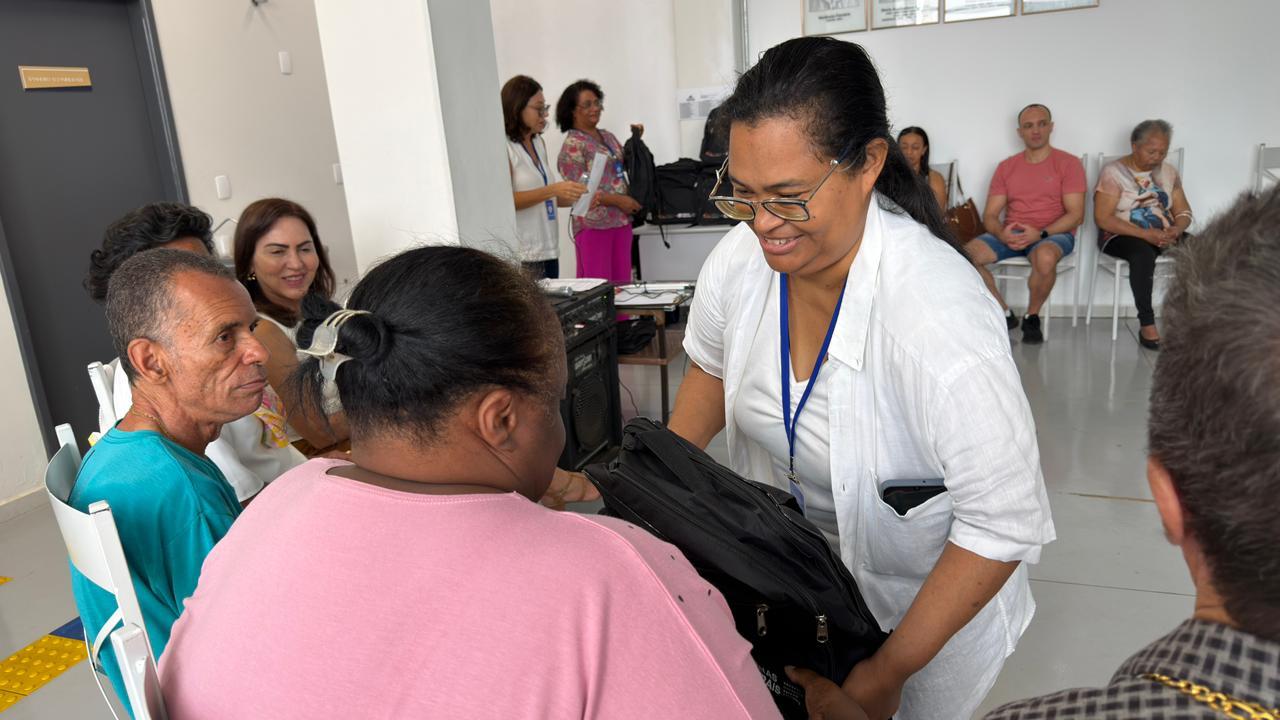 Pessoas com deficiência visual recebem kits adaptados gratuitos em Araxá