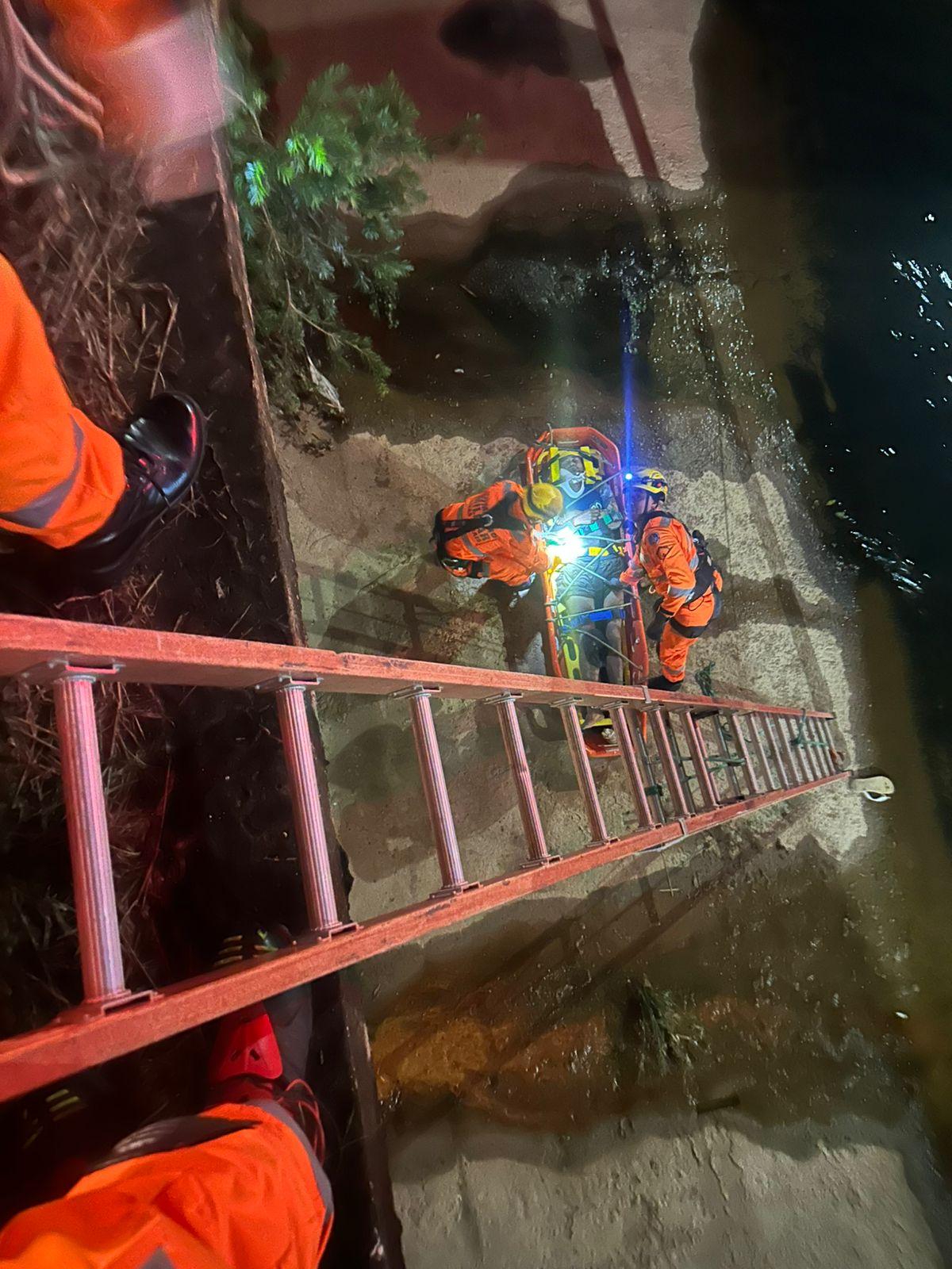 Homem é resgatado após cair em canal pluvial no bairro Bom Jesus, em Araxá