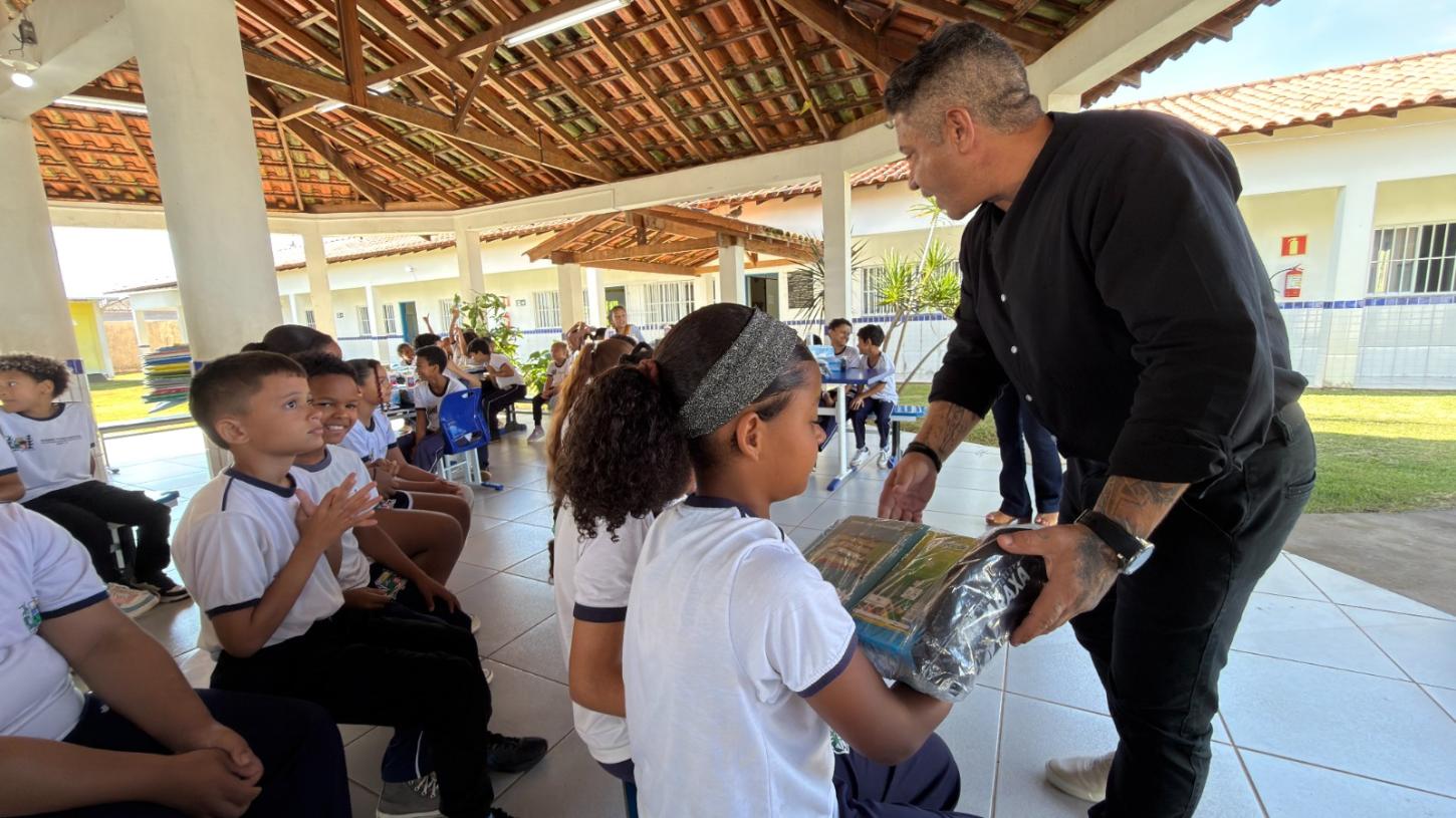 Mais de 14 mil alunos da rede municipal começam a receber materiais escolares gratuitos em Araxá