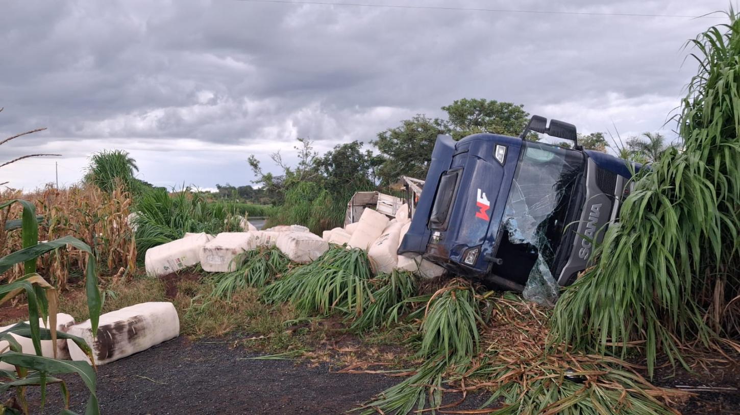Motorista é preso por embriaguez após tombamento de carreta na BR-354