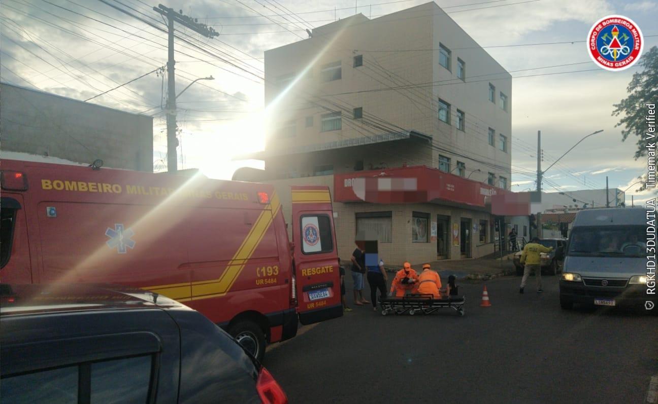 Mulher fica ferida em acidente envolvendo carro e moto no bairro São Geraldo