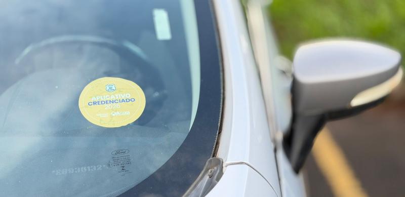 Passageiros devem verificar selo em veículos de aplicativo em Araxá