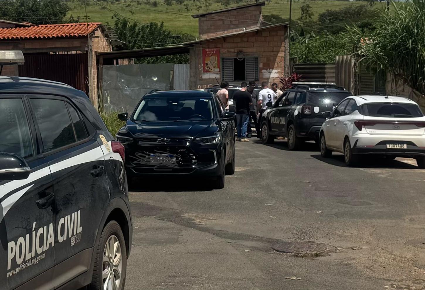 Polícia Civil prende suspeitos que ostentavam armas na internet e ameaçavam moradores em Araxá